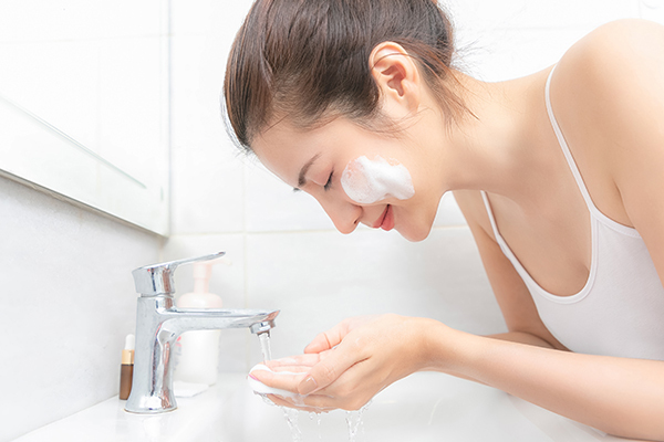 Nên chọn sữa rửa mặt chứa thành phần axit hyaluronic cho da khô vì nó giúp tăng cường độ ẩm, ngăn ngừa bít tắc lỗ chân lông
